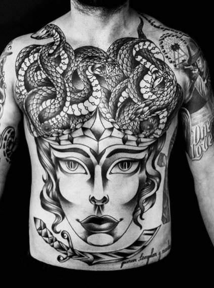 Tatuaje neotradicional medusa