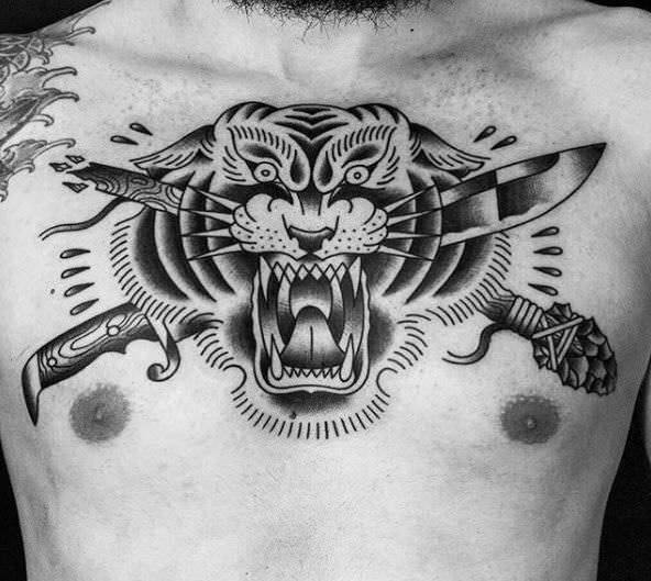 Tatuaje de cabeza de tigre con cuchillos cruzados