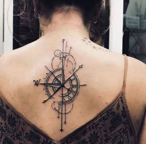 Estudios de tatuajes en Valencia - Tatuaje brújula en la espalda