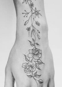 Tatuajes en Negro y Grises - Black and Grey - Tatuaje minimalista de flores