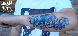 Tattoos de flores hawaianas - Tatuaje de enredadera en el brazo