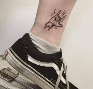 Tatuajes de Manos - Tatuaje manos haciendo los Cuernos