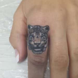 Tatuajes en los dedos - Tatuaje en el dedo indice con un tigre