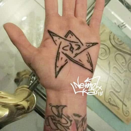Tatuaje de estrella en la palma de la mano