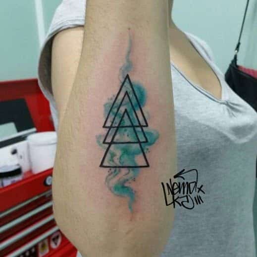 Tatuaje triángulos en el antebrazo