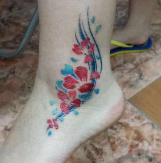 Tatuaje flor en el tobillo