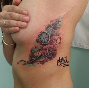 Tatuajes debajo del pecho mujer - Tatuajes flores en el costado