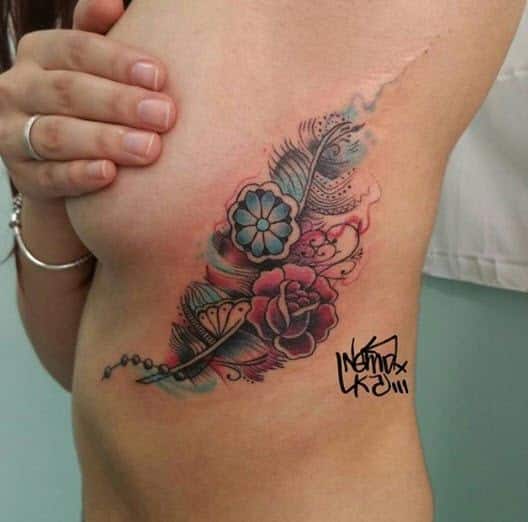 Tatuajes flores en el costado