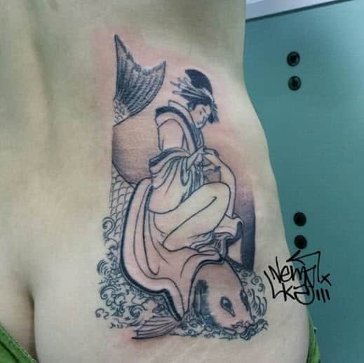 Tatuaje japones en el costado, Geisha y pez koi