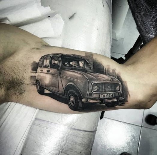 Tatuaje coche Renault antiguo en el brazo