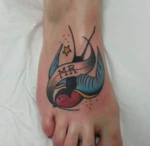 Tatuajes en el pie - Tatuaje tradicional pie pájaro