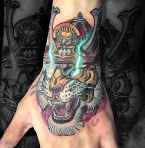 Estudios de tatuajes en Valencia - Tatuaje tigre Neotradicional en la mano