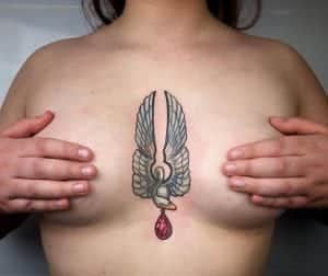 Tattoos en los pechos - Tatuaje broche neotradicional