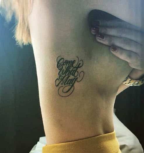 Lettering tattoo Come What May para costado de mujer