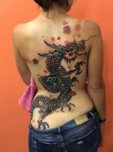 Estudios de Tatuajes en Huelva - Tattoo en la espalda dragón