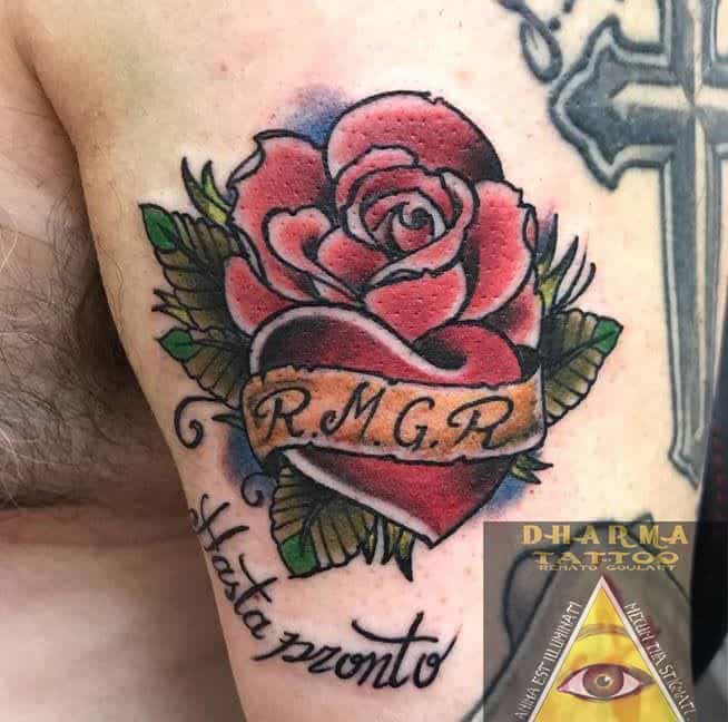 Tatuaje rosa y corazón