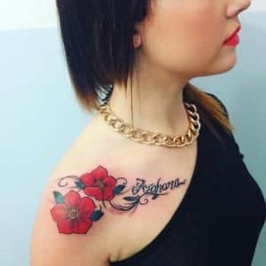 Tatuajes de flores - Tatuaje hombro flores