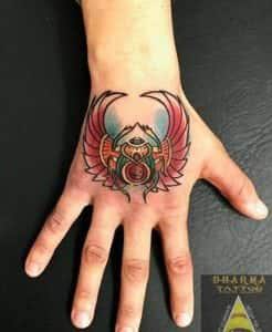 Estudios de Tatuajes en Huelva - Escarabajo egipcio tattoo en la mano