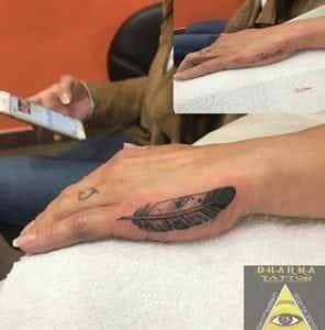 Tattoos en las Manos - Pluma tatuaje