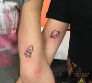 Tatuajes en el brazo - Tatuaje nave y planteta