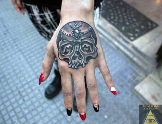 Tattoo en la mano con una calavera
