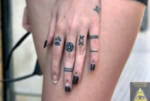 Tatuajes en los dedos - Tatuajes símbolos en los dedos de una mujer