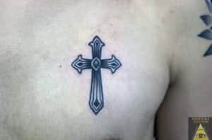 Estudios de Tatuajes en Huelva - Tatuaje cruz en el pecho