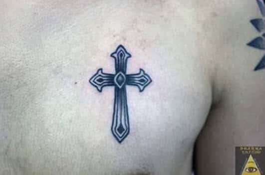 Tatuaje cruz en el pecho