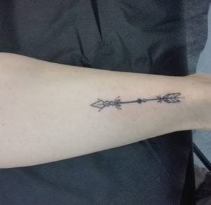 Tatuajes en la muñeca - Tatuaje de una flecha