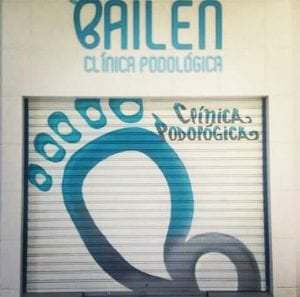 Graffiti comercial en Málaga - Cierre metálico con graffiti clínica podología