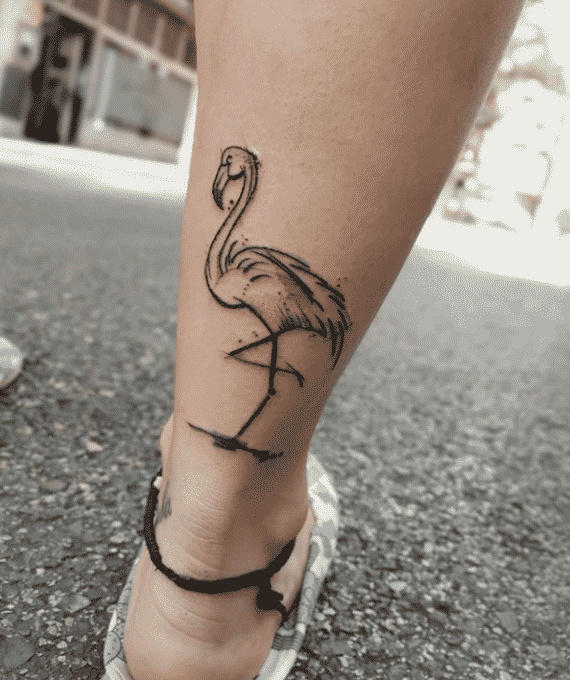 Tatuajes de flamencos en la pierna