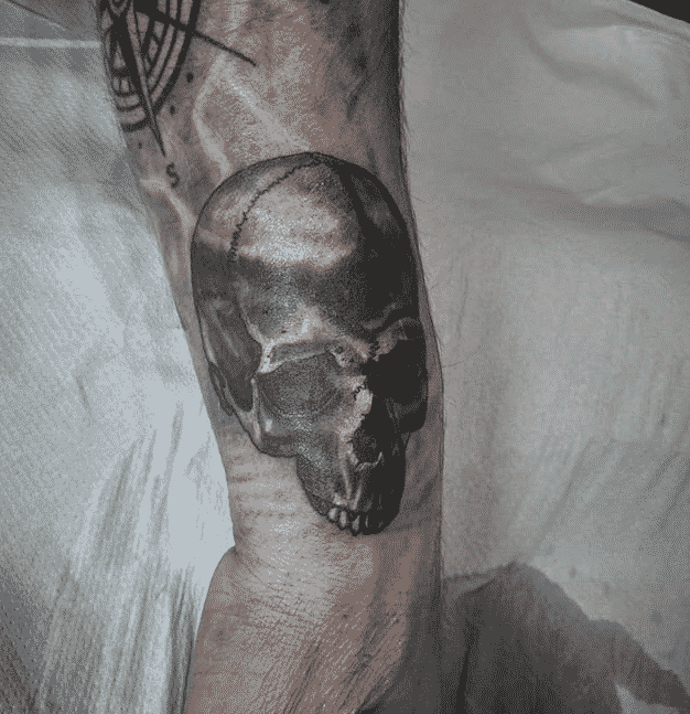Tatuaje calavera en el brazo
