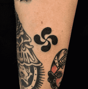 Tatuajes en el brazo - Tatuaje Lauburu