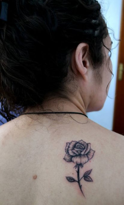 Tatuaje rosa espalda
