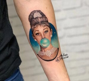 Estudios de Tatuajes en Granada - Tatuaje Microrealismo Audrey Hepburn  de 12cm