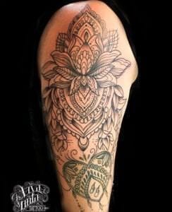 Estudios de tatuajes en Jerez de la Frontera - Tattoo flor mandala