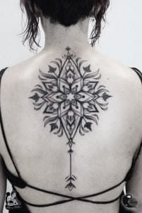 Tatuajes Line Art (arte de línea) - Tatuaje Dark Mandala en la espalda