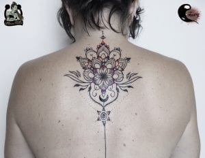 Tatuaje Geométrico - Tatuaje Mandala cover en la espalda
