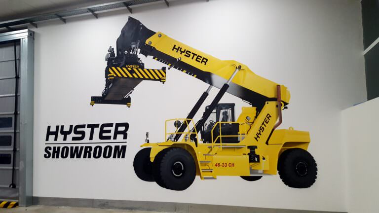 Murales: Realizamos la decoración del nuevo showroom de Hyster en las instalaciones de Gam.