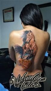 Tattoos grandes - Tatuaje en la espalda con un caballo