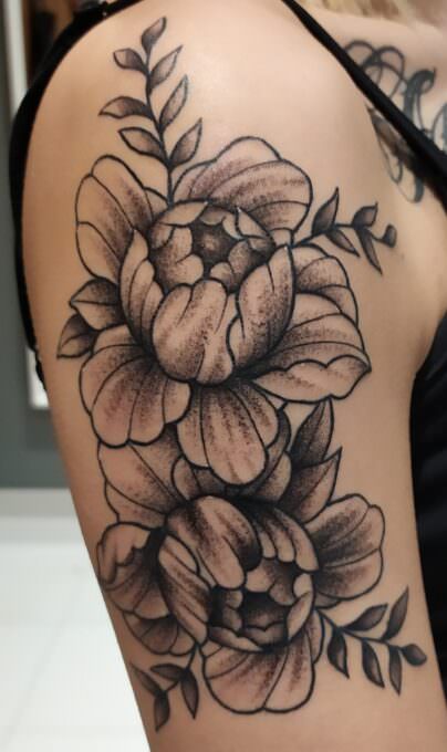Tatuajes flores hombro