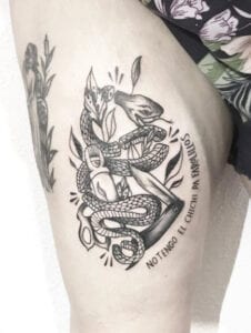 Estudios de tatuajes en Madrid - Tatuaje new school serpiente: «no tengo el chichi para farolillos»