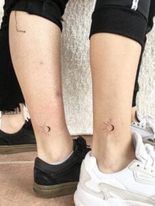 Tattoos Sol y Luna - Micro Tatuaje: Luna y sol en la pierna (Tatuaje para dos amigas)