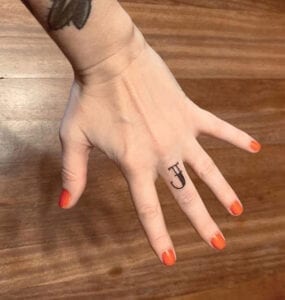 Estudios de tatuajes en Madrid - Tatuaje letra J en el dedo indice
