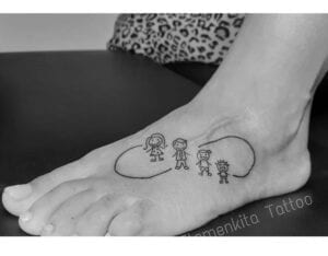 Estudios de Tatuajes en Bilbao - Familia con símbolo infinito en el pie