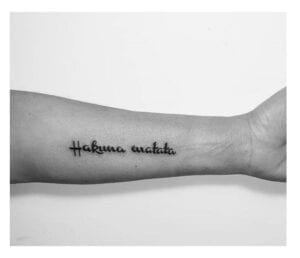 Estudios de Tatuajes en Bilbao - Tatuajes de frase del Rey León «Hakuna matata»