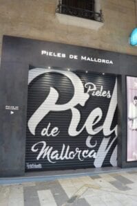 Graffiti comercial en Palma de Mallorca - Graffiti comercial en persiana metálica