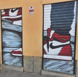 Graffiteros en Madrid - Graffiti decorativo persiana de zapatillas Jordan