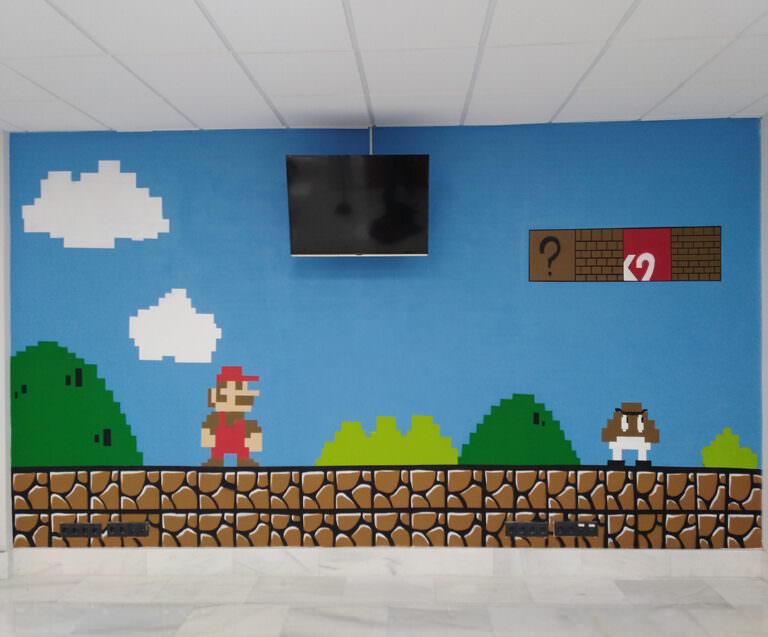 Decoración con mural de Mario Bros
