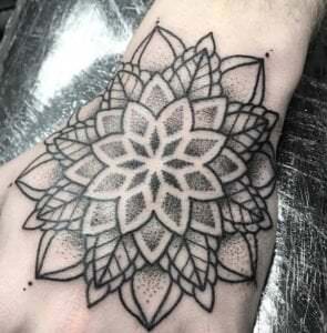 Tattoos en las Manos - Tatuaje flor puntillismo